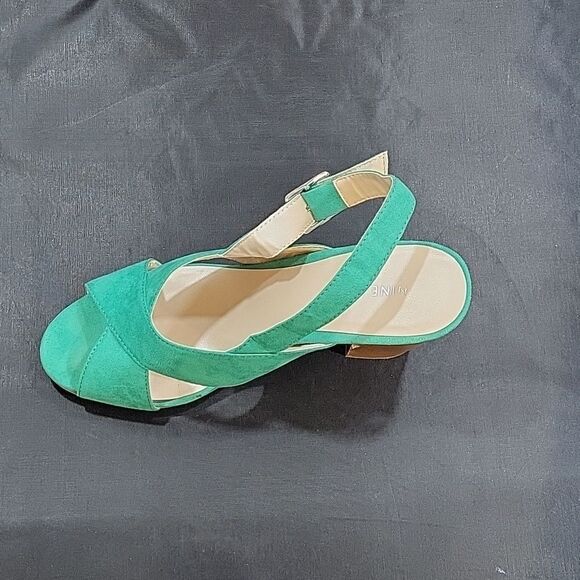 NINE WEST BLOCK HEEL PEEP TOE ADJUSTABLE BUCKLE CLOSURE SANDAL - Picture 10 of 15